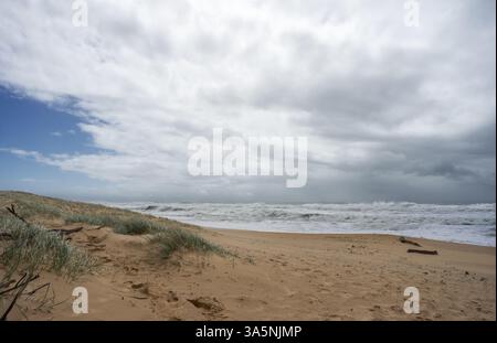 Condizioni difficili e pericolose, impregnate da un ciclone lungo il lungomare, rendendolo inadatto per nuotare o fare surf Foto Stock