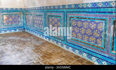 Samarcanda, uzbekistan - 18 settembre 2024 - parete di rivestimento a mosaico con piastrelle in ceramica smaltata uzbeka, caratterizzata da colori vivaci e intricati motivi geometrici da t Foto Stock