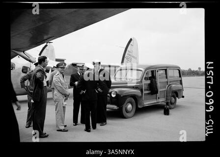 Questa foto del 1946 mostra il personale della Marina in un campo d'aviazione non identificato. L'immagine raffigura un gruppo di marinai in servizio in un'installazione militare, senza ulteriori dettagli disponibili sulla posizione o la missione. Foto Stock