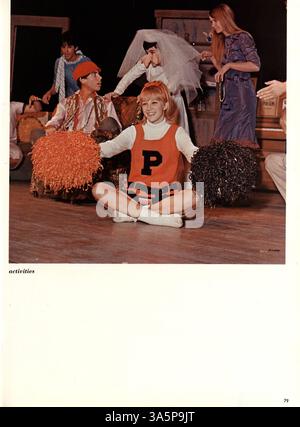 L'annuario "Echowan" del 1968 della St. Louis Park High School mostra il corpo studentesco, la facoltà, i club, l'atletica leggera e i principali eventi scolastici dell'anno scolastico 1967-1968. Foto Stock
