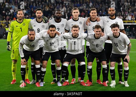 Dortmund, Germania. 23 marzo 2025. I giocatori della Germania posano per una foto di gruppo prima della partita di calcio di 2a tappa della UEFA Nations League tra Germania e Italia a Dortmund, Germania, 23 marzo 2025. Crediti: Ulrich Hufnagel/Xinhua/Alamy Live News Foto Stock