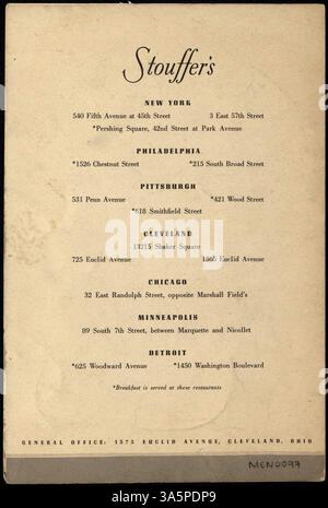 Caratterizzato da un'illustrazione cardinale sulla copertina, questo menu a libro da Stouffer's elenca una gamma di piatti per il pranzo, tra cui panini, insalate e antipasti, oltre a una selezione di dessert. Foto Stock