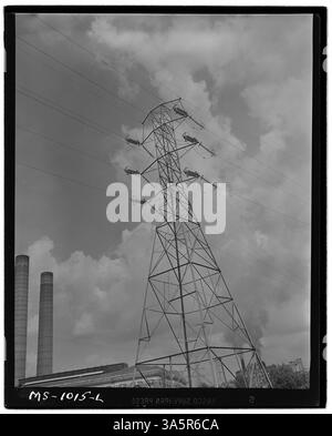 Una torre di trasmissione presso la miniera Gorgas Mine della Alabama Power Company a Gorgas, nella contea di Walker, Alabama, supporta le linee elettriche utilizzate per il fabbisogno elettrico della miniera. Foto Stock