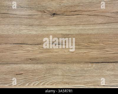 Legno di teak marrone chiaro industriale rustico tagliato in assi o ponte. Legno marrone chiaro struttura senza cuciture, legno naturale con venature scure. Niente persone. Foto Stock