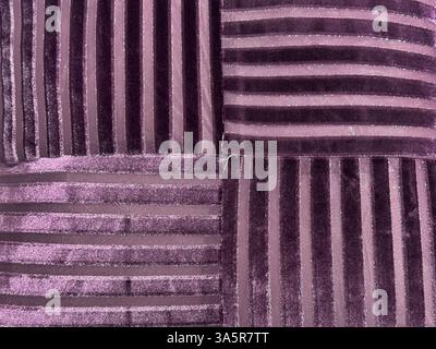 Primo piano del tessuto scamosciato lucido viola scuro con motivo a righe casuali. Scamosciato viola scanalato a righe verticali e a righe orizzontali. Supporto senza cuciture Foto Stock