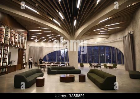 New York, Stati Uniti. 10 febbraio 2025. La Gottesman Research Library nel Gilder Center di Manhattan, New York, USA, è raffigurata di notte. La nuova ala da 465 milioni di dollari del Museo di storia naturale, progettata dall'architetto Jeanne Gang per assomigliare a un canyon, è stata inaugurata nel 2023. Credito: SOPA Images Limited/Alamy Live News Foto Stock