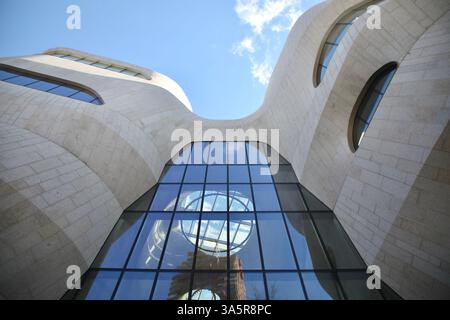 New York, Stati Uniti. 10 febbraio 2025. La facciata del Gilder Center a Manhattan, New York, USA, progettata dall'architetto Jeanne Gang per assomigliare a un canyon, è raffigurata. La nuova ala da 465 milioni di dollari del Museo di storia naturale è stata inaugurata nel 2023. Credito: SOPA Images Limited/Alamy Live News Foto Stock
