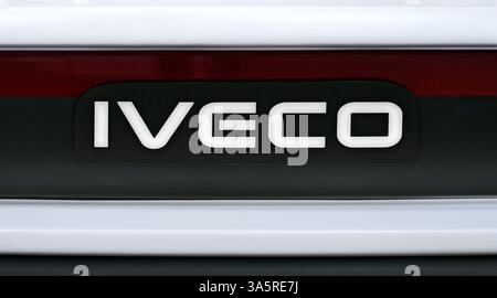 Ulm, Germania - 14 febbraio 2025: Primo piano del nuovo logo Iveco Truck su un veicolo. Immagine orizzontale. Foto Stock