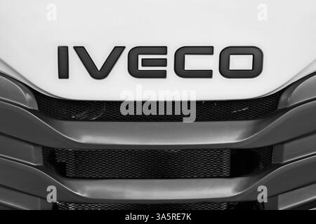 Ulm, Germania - 14 febbraio 2025: Primo piano del nuovo logo Iveco Truck. Immagine orizzontale. Foto Stock