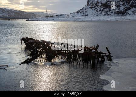 Lo scheletro di una barca di legno all'alba. Cimitero delle vecchie navi, Teriberka, penisola di Kola, Russia Foto Stock