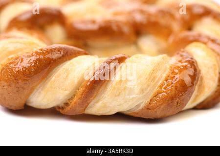 Biscotti a forma di nodo su sfondo bianco. Primo piano. Foto Stock