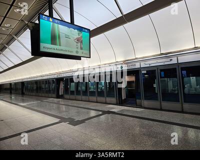 Il moderno treno Airport Express che collega Hong Kong e Kowloon all'aeroporto. Foto Stock