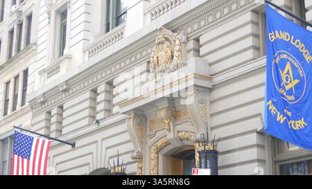 New York City, Stati Uniti - 6 settembre 2023: Facciata dell'edificio Grand Lodge of Masons, Manhattan Street. Architettura della sede centrale della Massoneria. Organizzazione di muratura a New York, Stati Uniti. Esterno Massonic Hall. Bandiera Foto Stock