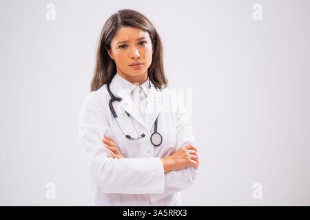 Studio ha scattato un ritratto di una dottoressa triste, stanca e sovraccarica di lavoro. Foto Stock