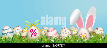 Lepre Ears vendita di uova di Pasqua naturali banner di Pasqua Blue Header con uova di pasqua scontate e orecchie di lepre nell'erba verde Foto Stock