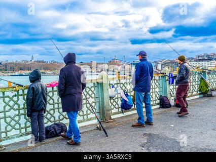 I pescatori sul ponte Galata sono la parte iconica del vivace paesaggio urbano di Istanbul, la Turchia Foto Stock