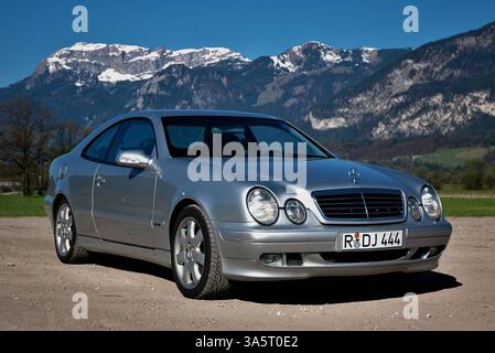 DATA DI REGISTRAZIONE NON INDICATA. Mercedes Benz CLK 200 Coupé, Erstzulassung Juni 2000 a Kundl, Tirolo, Österreich. Die Mercedes-Benz Baureihe Typ 208 wurde als Coupe C 208 von Mitte 1997 bis Sommer 2002 hergestellt. SIE War Die erste Generation der Mercedes-Benz CLK-Klasse. Die Bezeichnung W 208 wird seitens Mercedes-Benz offiziell nicht benutzt, da es sich beim CLK nicht um eine Limousine handelt. Technisch basiert die Baureihe 208 auf der Plattform der damaligen C-Klasse der Baureihe 202. Äusserlich ist der CLK an die Designstudie CE 500 zu Beginn der 1990er-Jahre angelehnt, wodurch er eher der Baure Foto Stock