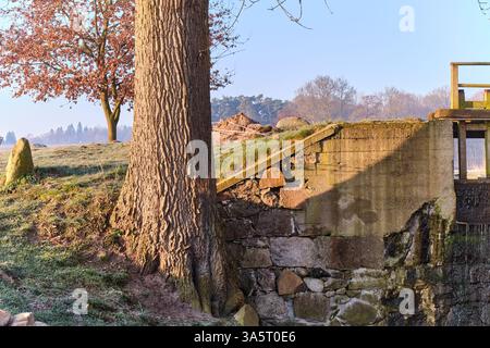 Storica diga del mulino ad acqua con lucidità al mattino. L'acqua scorre su una diga di pietra fino alla corsa dei mulini che alimenta la ruota. La diga è una pietra e cemento Foto Stock