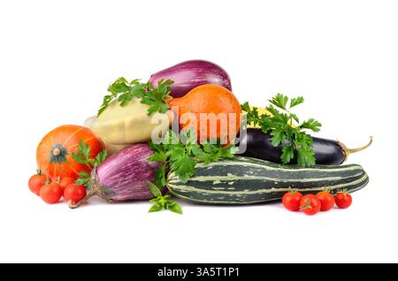 Melanzane, zucca, mazzo di prezzemolo verde, foglie di basilico e pomodori ciliegini su sfondo bianco Foto Stock