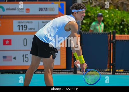 Miami Gardens, Stati Uniti. 22 febbraio 2025. 22 marzo 2025; Miami Gardens, Florida, Stati Uniti; ben Shelton degli Stati Uniti si prepara a partecipare al torneo di tennis Miami Open all'Hard Rock Stadium sabato 22 marzo 2025, a Miami Gardens, Florida. Credito obbligatorio: Rick Munroe/Sipa USA credito: SIPA USA/Alamy Live News Foto Stock