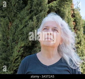Ritratto di una donna anziana con lunghi capelli fluenti. Foto Stock