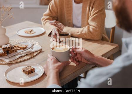 Mattine lente e conversazioni significative Foto Stock