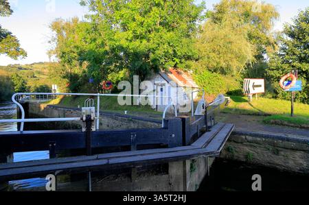 Saltford chiuse sul fiume Avon, villaggio di Saltford, vicino a Bristol, Inghilterra sud-occidentale. Effettuata a marzo 2025 inverno/primavera Foto Stock