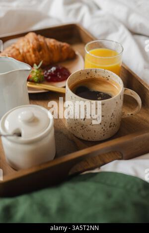 Caffè, succo d'arancia e croissant a letto Foto Stock