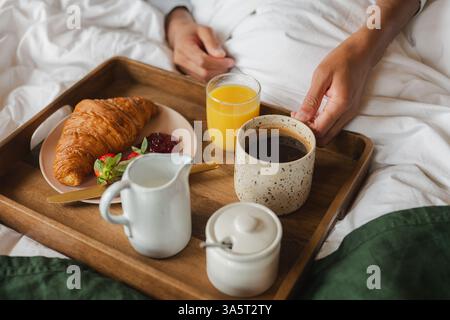 Colazione in camera - caffè, succo di frutta e croissant Foto Stock