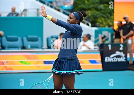 Miami Gardens, Stati Uniti. 22 febbraio 2025. 22 marzo 2025; Miami Gardens, Florida, Stati Uniti; il Coco Gauff degli Stati Uniti onora i tifosi al torneo di tennis Miami Open all'Hard Rock Stadium sabato 22 marzo 2025, a Miami Gardens, Florida. Credito obbligatorio: Rick Munroe/Sipa USA credito: SIPA USA/Alamy Live News Foto Stock