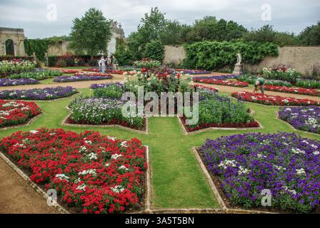 Aiuole colorate nel giardino italiano, Wrest Park, Silsoe, Bedfordshire, Regno Unito Foto Stock