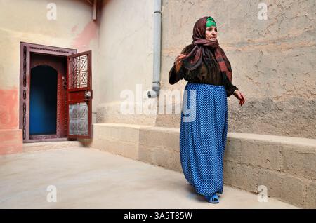 Tamnougalt, Marocco - 12 marzo 2014: Donna berbera indigena anziana di fronte alla sua casa. Foto Stock