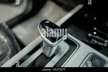 Almaty, Kazakistan - 14 marzo 2025: Leva del cambio Hyundai Mufasa. Casa automobilistica coreana. All'interno della cabina Foto Stock
