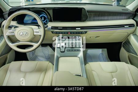 Almaty, Kazakistan - 14 marzo 2025: Interni in pelle bianca Hyundai Palisade. Casa automobilistica coreana Foto Stock