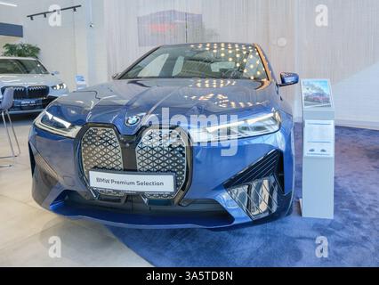 Almaty, Kazakistan - 14 marzo 2025: BMW iX nello showroom. Produttore automobilistico tedesco Foto Stock