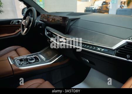 Almaty, Kazakistan - 14 marzo 2025: All'interno del salone BMW X7. Casa automobilistica tedesca Foto Stock