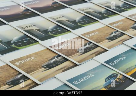 Almaty, Kazakistan - 14 marzo 2025: Brochure Hyundai nello showroom. Casa automobilistica coreana Foto Stock