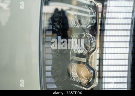 Almaty, Kazakistan - 14 marzo 2025: Fari ottici con lenti anteriori Hyundai Palisade. Casa automobilistica coreana Foto Stock