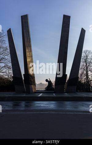 Varsavia, Polonia. 27 gennaio 2025 - Glory to Sappers Monument retroilluminato la mattina presto. Foto Stock