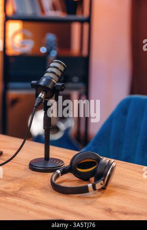 Microfono e cuffie sono sul tavolo, spazio per podcast. Foto Stock