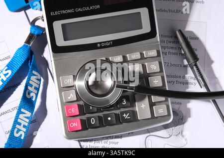 stetoscopio medico e calcolatrice Foto Stock