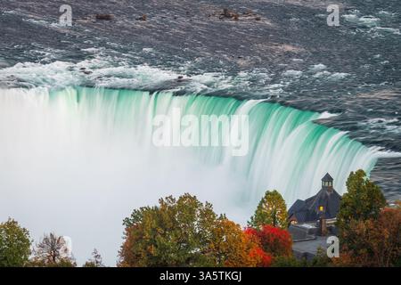 Cascate del Niagara, New York, USA, dal bordo delle Horseshoe Falls al crepuscolo autunnale. Foto Stock