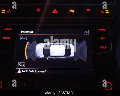Display dei sensori di parcheggio per auto con avvertenze di sicurezza e interfaccia Parkpilot. Foto Stock
