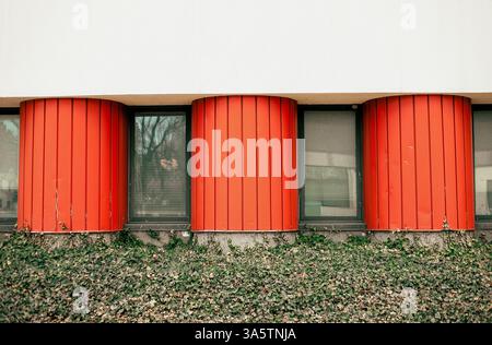 Parte di un edificio con colonne rosse a Philadelphia, Pennsylvania, USA il 23 marzo 2025. Foto Stock