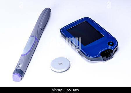 Penna per insulina, sistema di monitoraggio continuo del glucosio e sensore su sfondo bianco Foto Stock