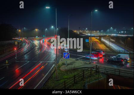 Immagine a lunga esposizione dello svincolo 24 dell'autostrada M60 a Denton, Greater Manchester. A questo punto l'autostrada si collega con la M67 e la A57. Foto Stock