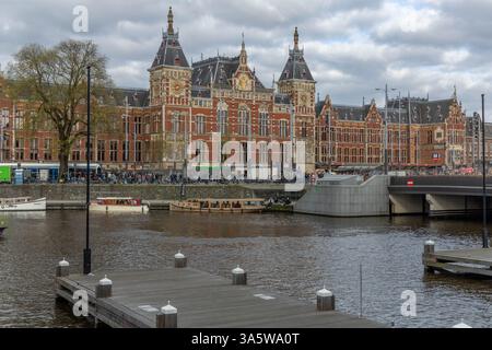 Amsterdam, Paesi Bassi. 16 marzo 2024. La stazione centrale di Amsterdam, una delle stazioni ferroviarie più visitate dei Paesi Bassi, è sotto molti aspetti la t Foto Stock