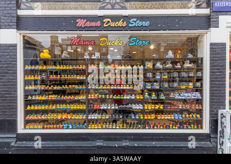 Amsterdam, Paesi Bassi. 16 marzo 2024. Vetrina del negozio Mama Ducks Store di Amsterdam. Il negozio Mummy Rubber Duck vende ed espone tutti i tipi di pappe in gomma. Foto Stock