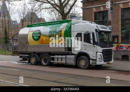 Amsterdam, Paesi Bassi. 16 marzo 2024. Heineken ricarica camion dotato di pannelli solari parcheggiato sulla strada di fronte a un luogo di intrattenimento Pa Foto Stock