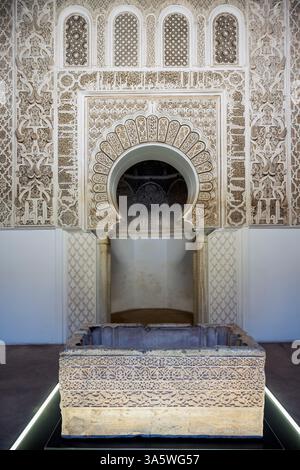 Afrika, Marokko, Marrakesch, Medersa Ben Youssef, Gebetssaal, lavabo in marmo scolpito realizzato a Cordova tra il 1002 e il 1007 nel tardo periodo califfale Foto Stock
